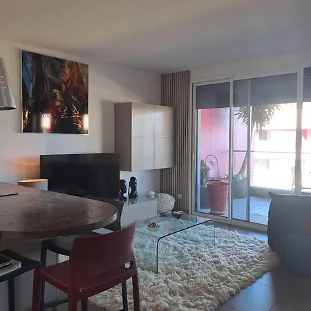 Beautiful T2 With Pool - Near Apartment *