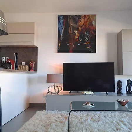 Beautiful T2 With Pool - Near *