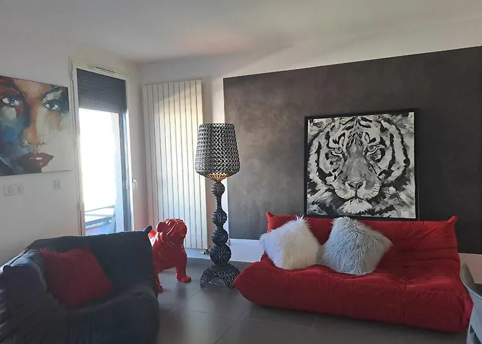 Beautiful T2 With Pool - Near *